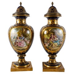 Paire de vases couverts en porcelaine de Sèvres et bronze doré.