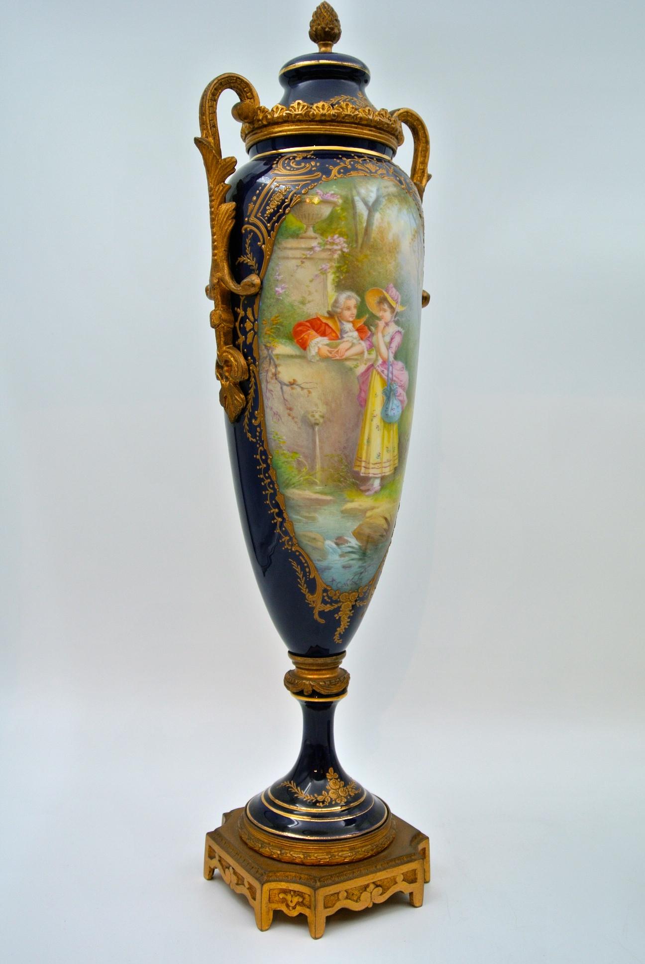 Pair of Covered Vases in Sèvres Porcelain In Good Condition In Saint-Ouen, FR