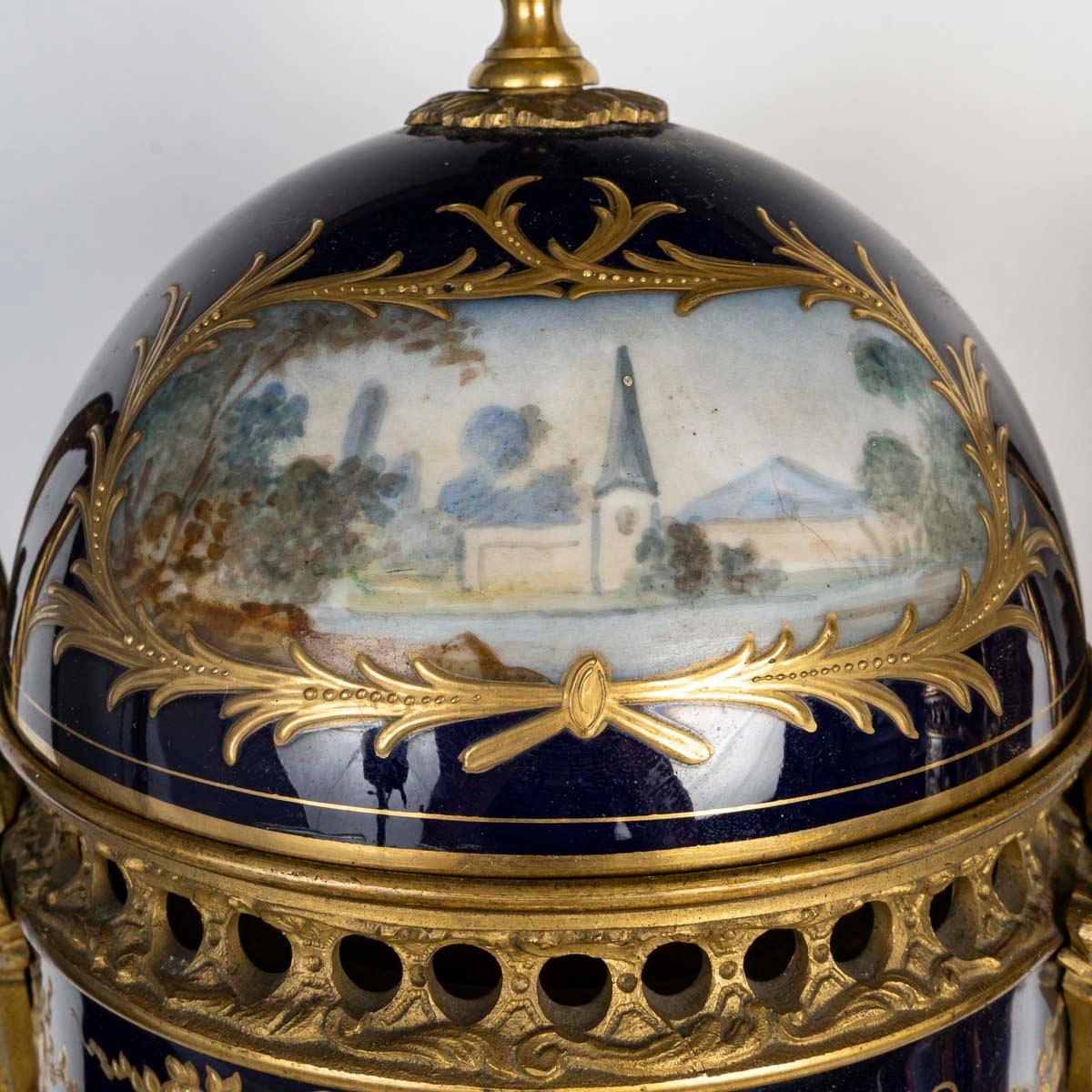 Pareja de jarrones cubiertos de porcelana de Sèvres, época de Napoleón III, S. XIX. en venta 3