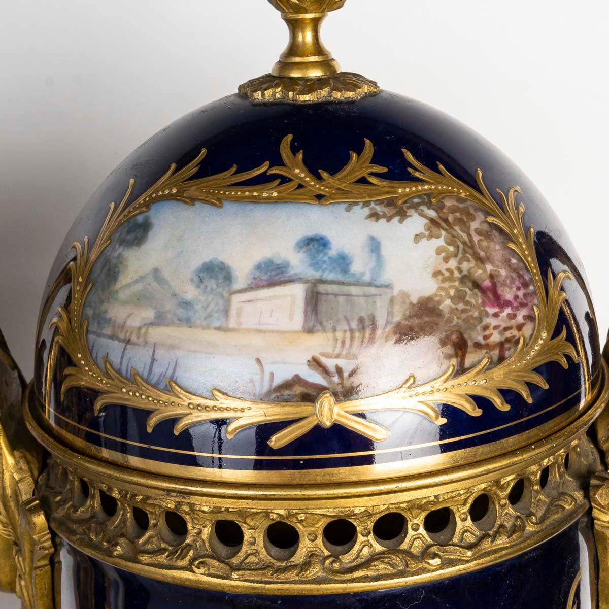 Pareja de jarrones cubiertos de porcelana de Sèvres, época de Napoleón III, S. XIX. en venta 4