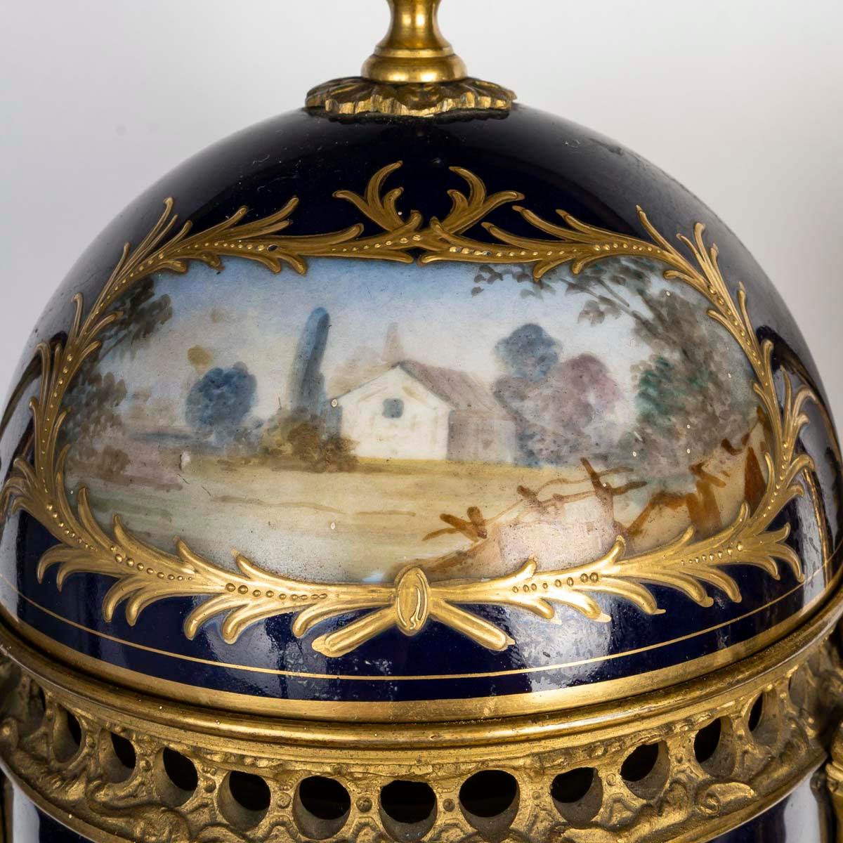 Pareja de jarrones cubiertos de porcelana de Sèvres, época de Napoleón III, S. XIX. en venta 5