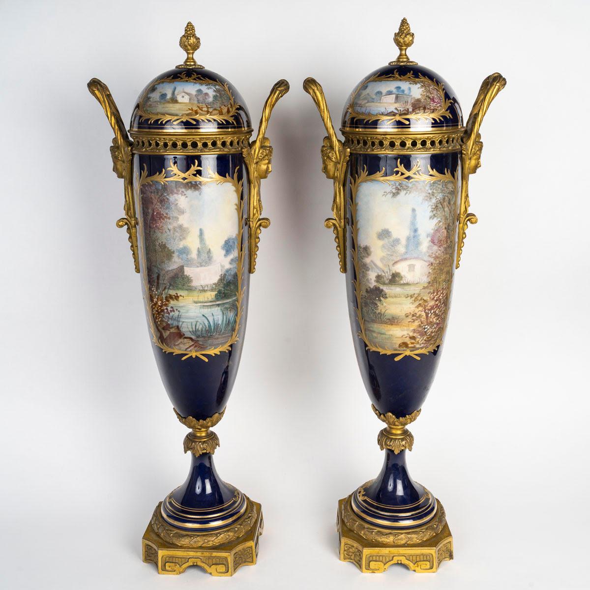 Pareja de jarrones cubiertos de porcelana de Sèvres, época de Napoleón III, S. XIX.

Pareja de jarrones cubiertos, siglo XIX, época de Napoleón III, porcelana de Sèvres y bronce dorado.
Alto: 69 cm, Ancho: 24 cm, Fondo: 15 cm