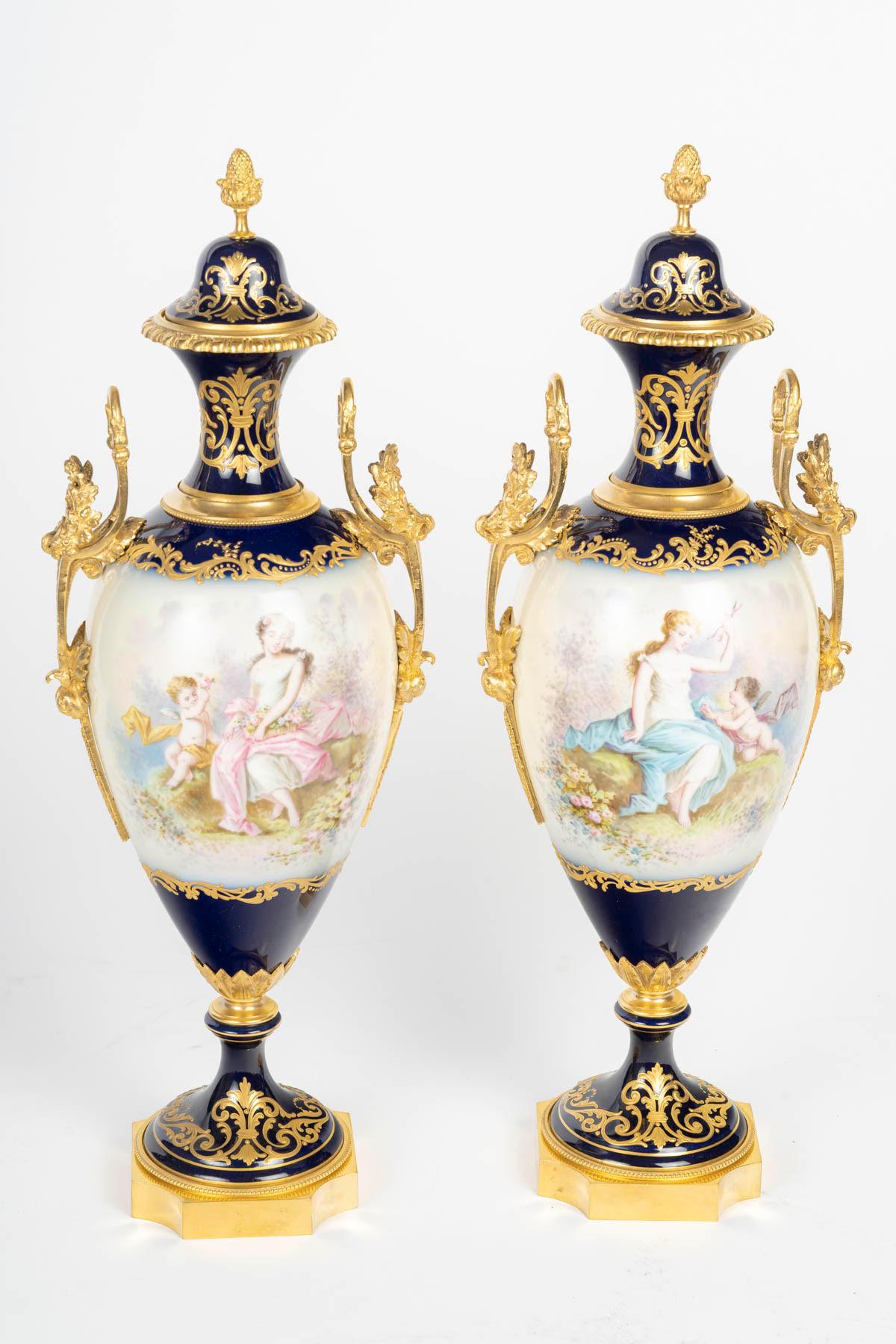 Pair of covered vases in Sèvres porcelain, Napoleon III period, 19th century.

Pair of covered vases, Napoleon III period, in porcelain from the Sèvres factory and gilt bronze.

H: 45cm, W: 16cm, D: 13cm
Please contact us before ordering to confirm