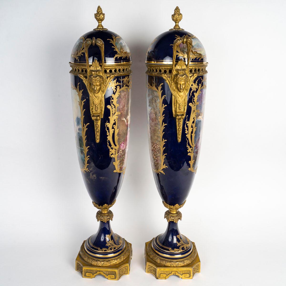 Pareja de jarrones cubiertos de porcelana de Sèvres, época de Napoleón III, S. XIX. Francés en venta