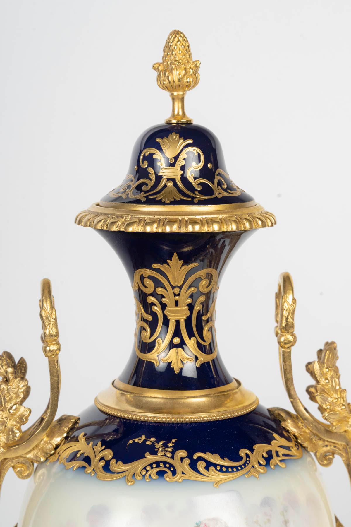 French Pair of Covered Vases in Sèvres Porcelain, Napoleon III Period, 19th Century. For Sale