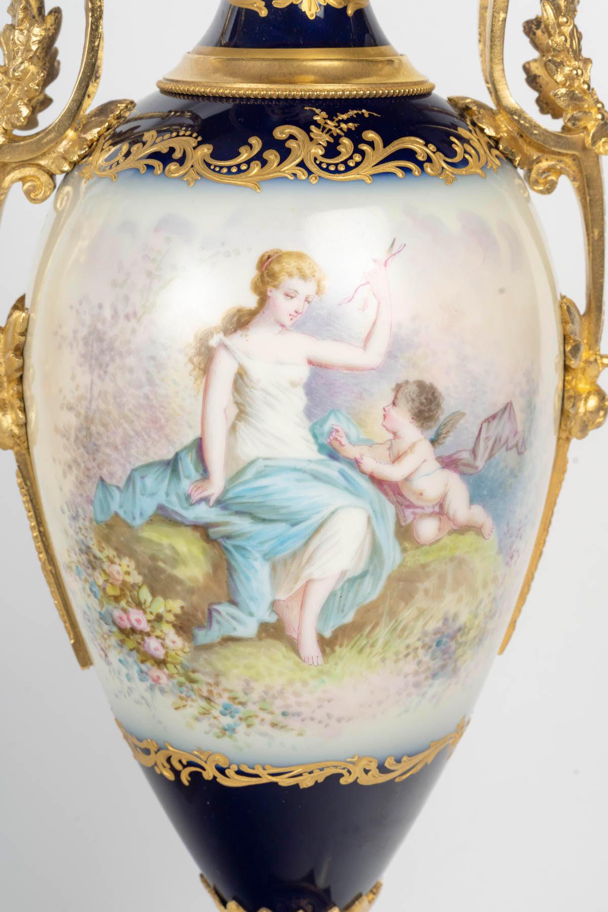 Pair of Covered Vases in Sèvres Porcelain, Napoleon III Period, 19th Century. In Good Condition For Sale In Saint-Ouen, FR