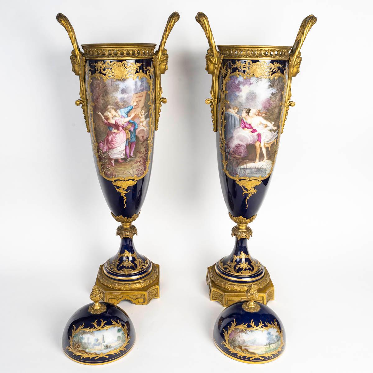 Pareja de jarrones cubiertos de porcelana de Sèvres, época de Napoleón III, S. XIX. en Bueno estado para la venta en Saint-Ouen, FR