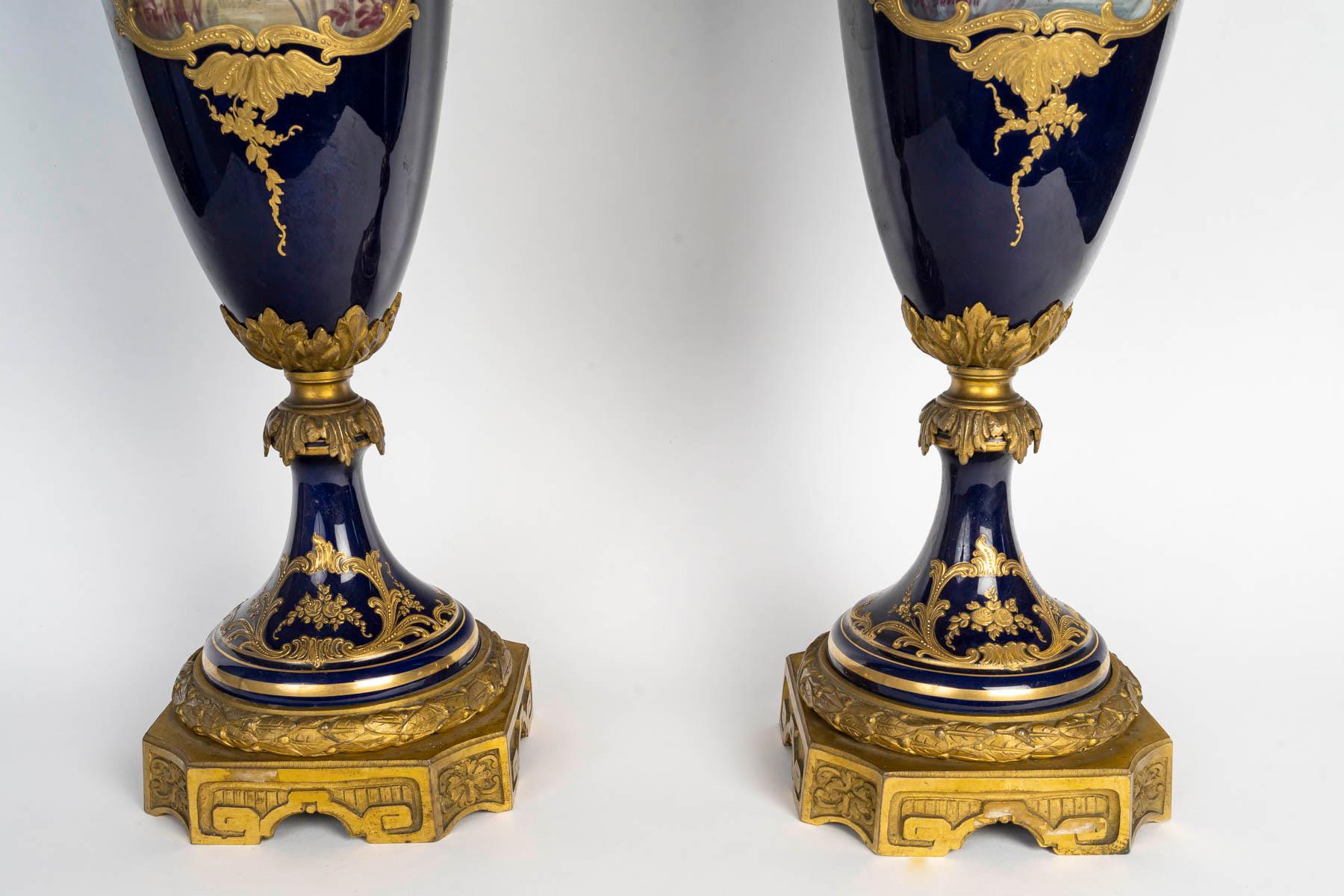 Pareja de jarrones cubiertos de porcelana de Sèvres, época de Napoleón III, S. XIX. en venta 1