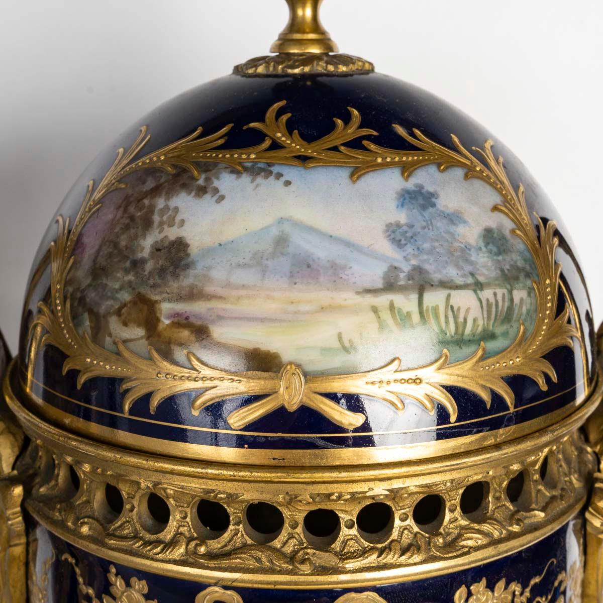 Pareja de jarrones cubiertos de porcelana de Sèvres, época de Napoleón III, S. XIX. en venta 2