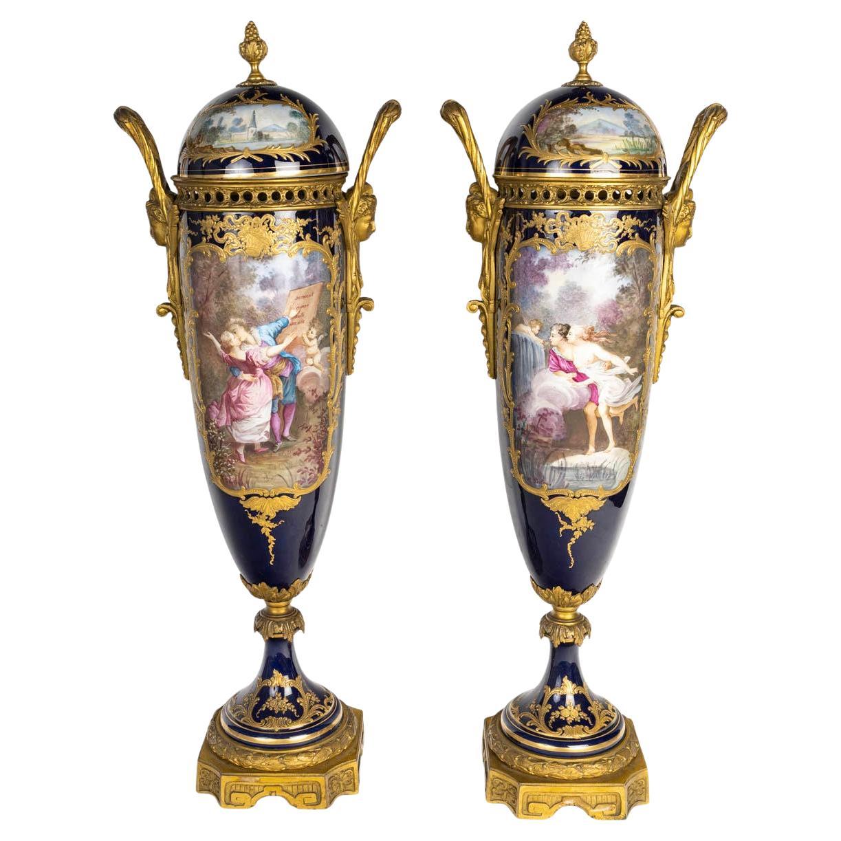 Pareja de jarrones cubiertos de porcelana de Sèvres, época de Napoleón III, S. XIX. en venta