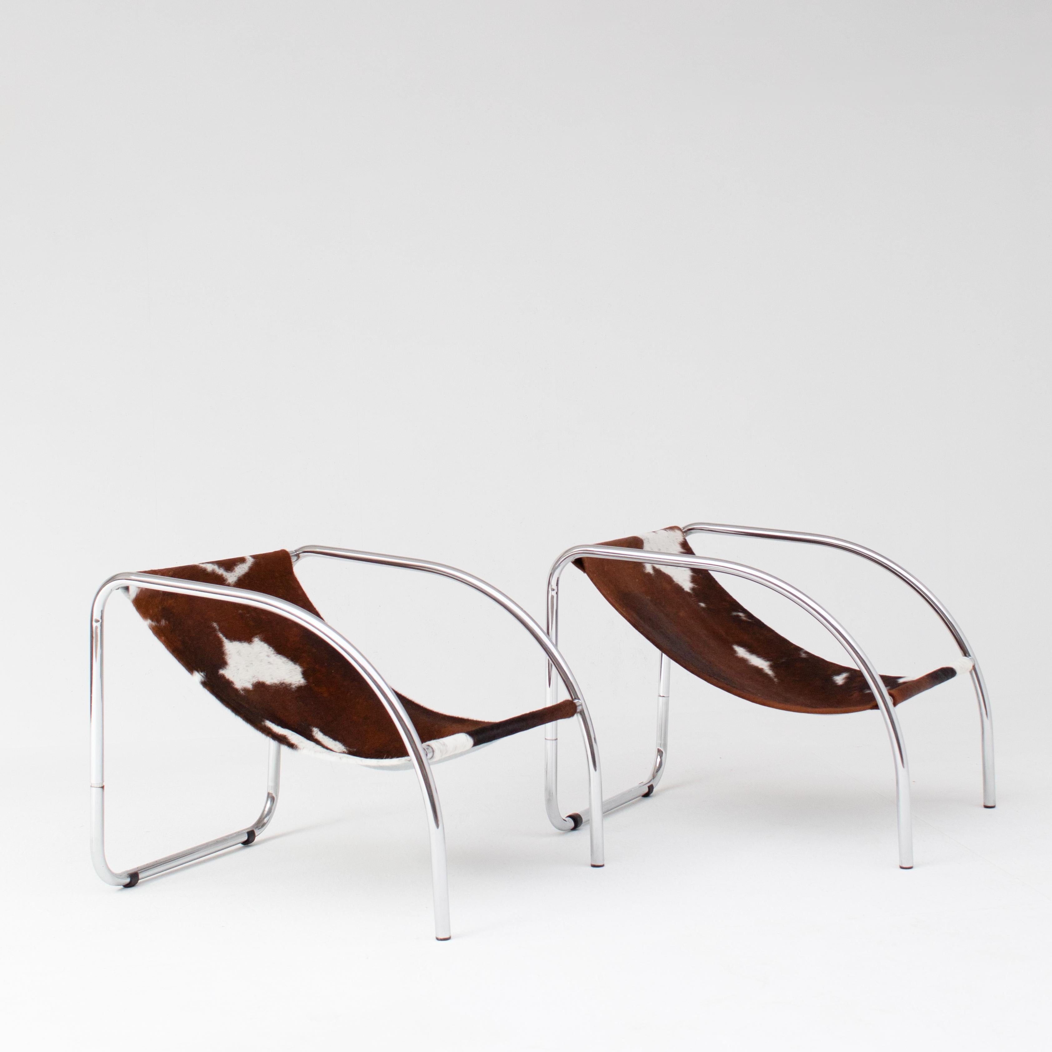 Moderne Paire de fauteuils en cuir de vache dans un cadre chromé en vente