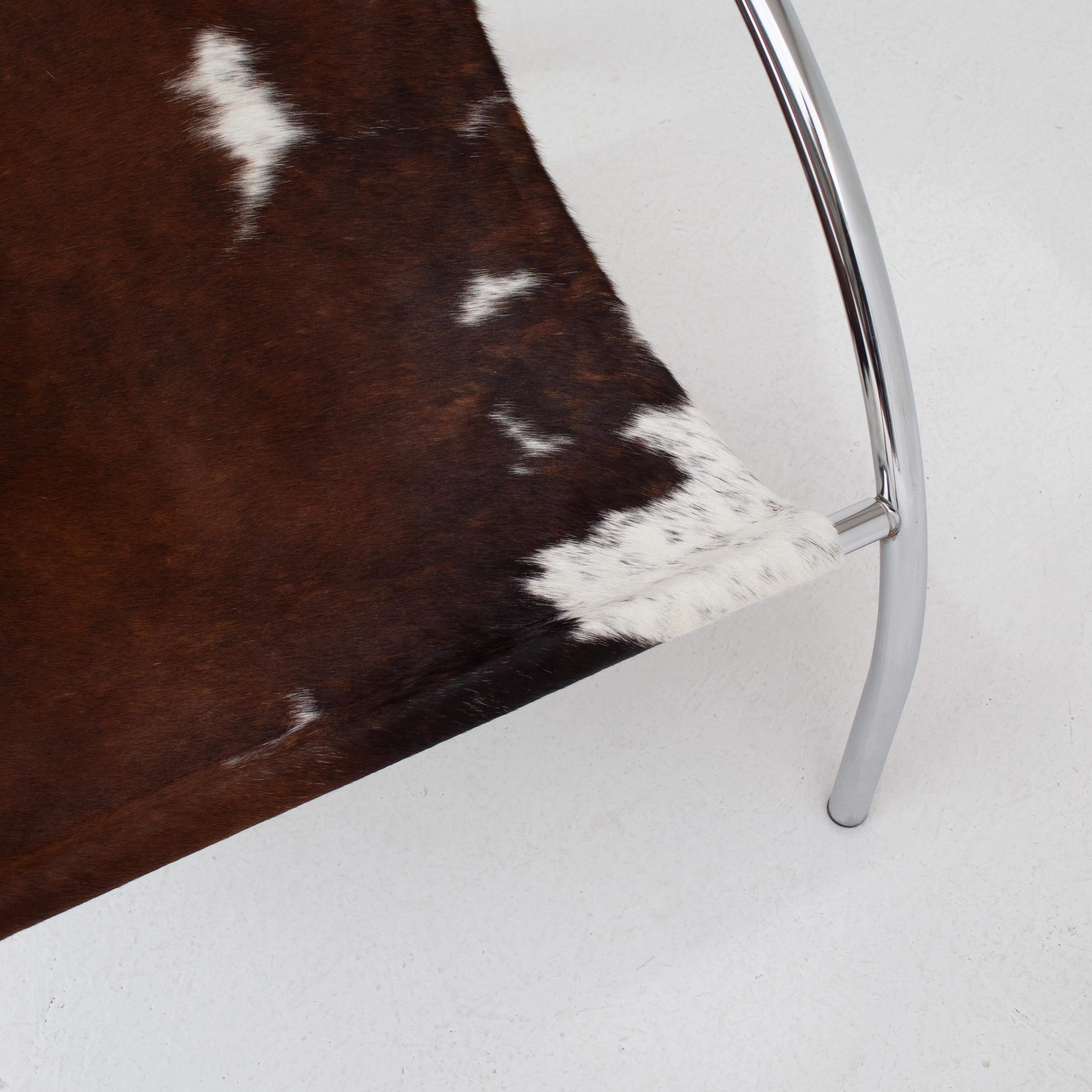 Inconnu Paire de fauteuils en cuir de vache dans un cadre chromé en vente