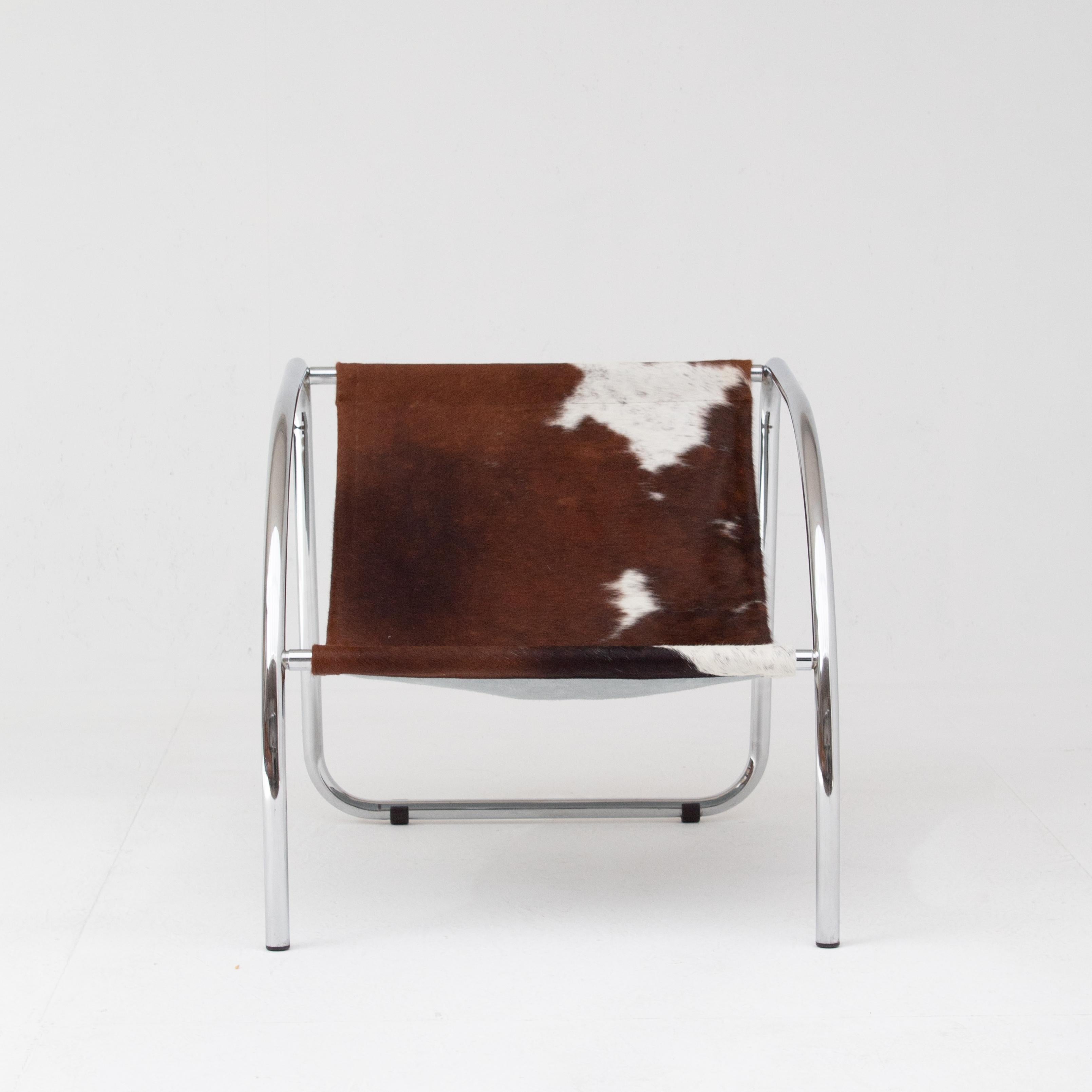 XXIe siècle et contemporain Paire de fauteuils en cuir de vache dans un cadre chromé en vente
