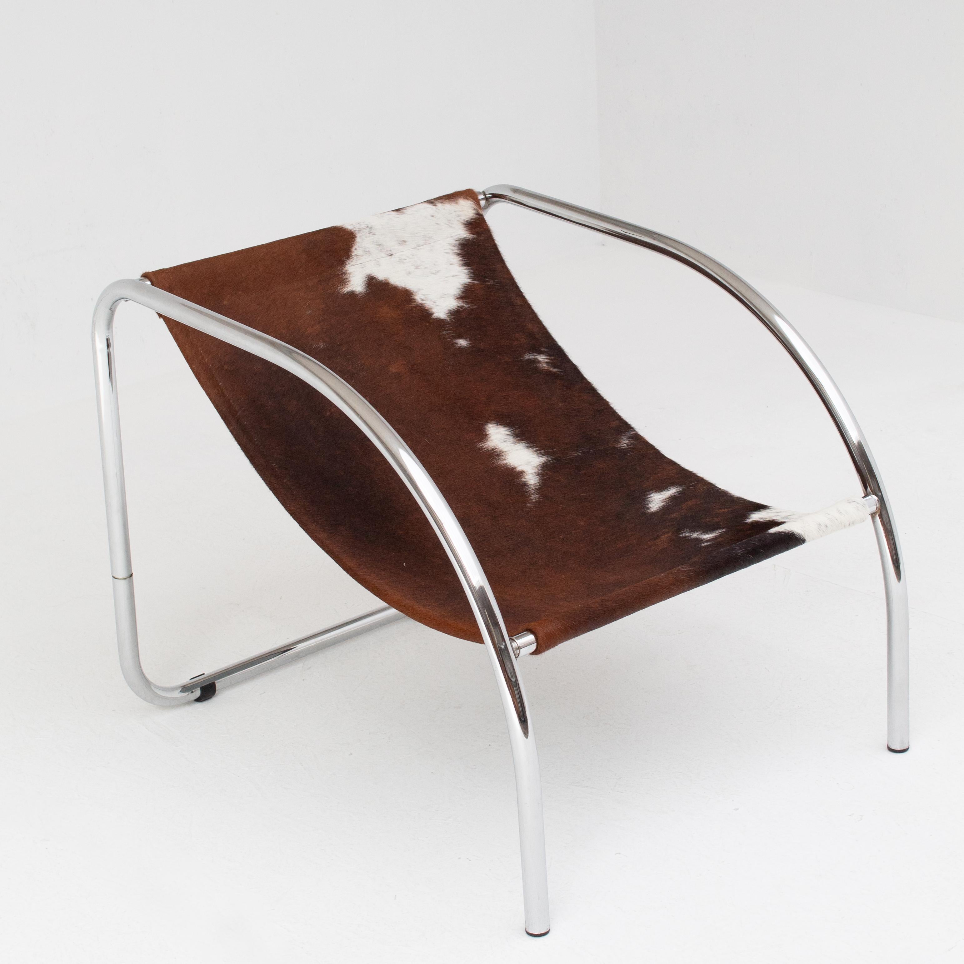 Métal Paire de fauteuils en cuir de vache dans un cadre chromé en vente