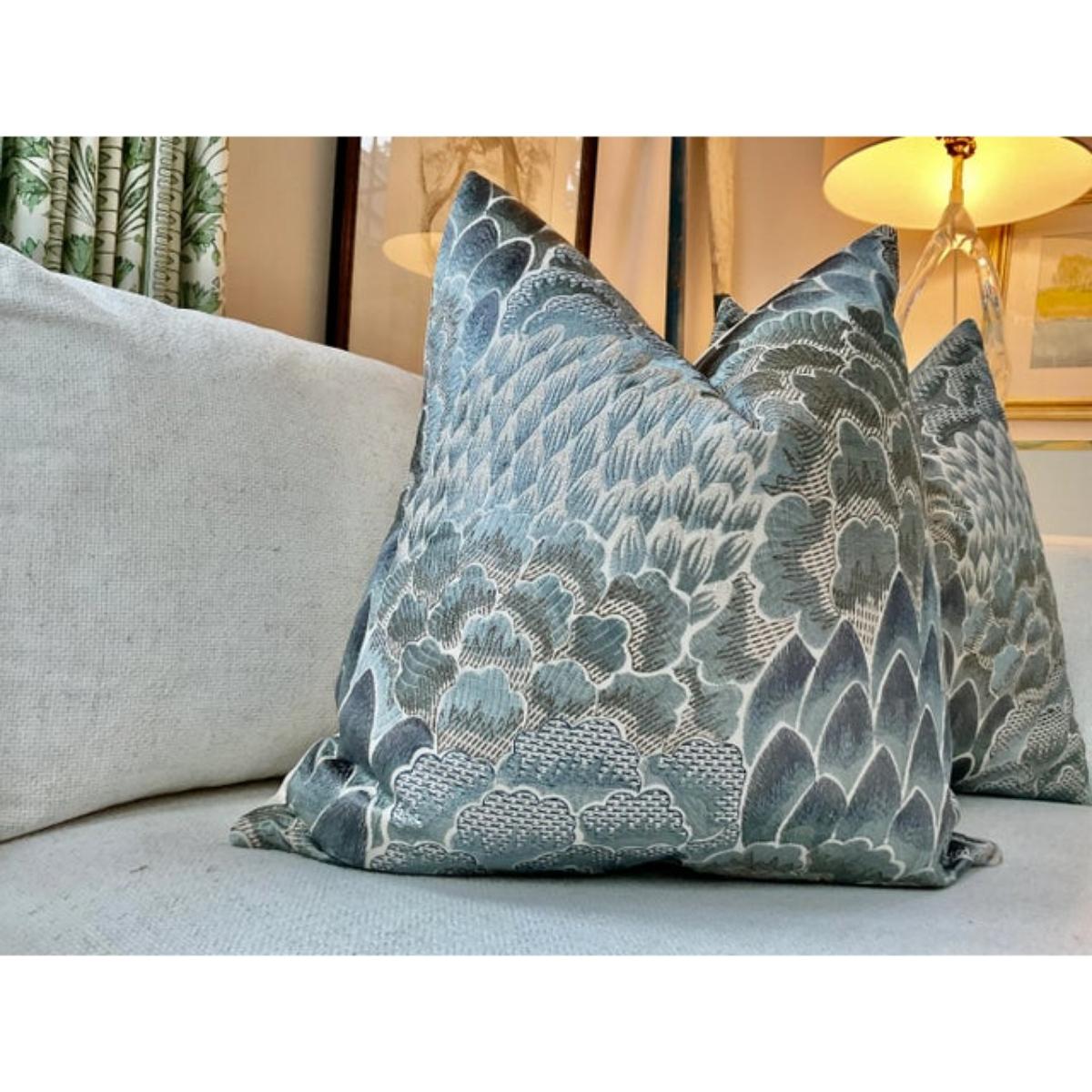 Rivestito in un ricco tessuto della famosa casa di design 