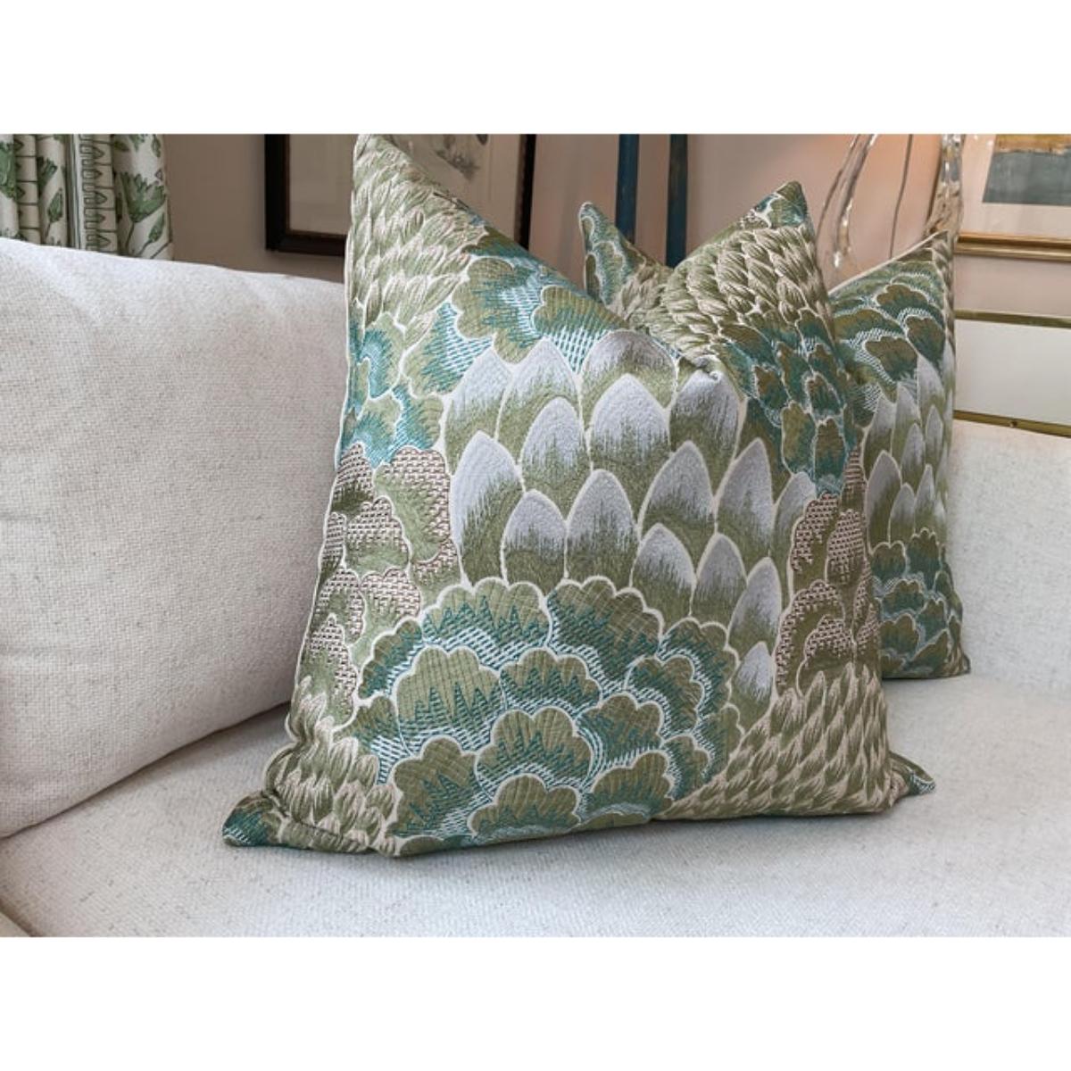 Rivestito in un ricco tessuto della famosa casa di design 