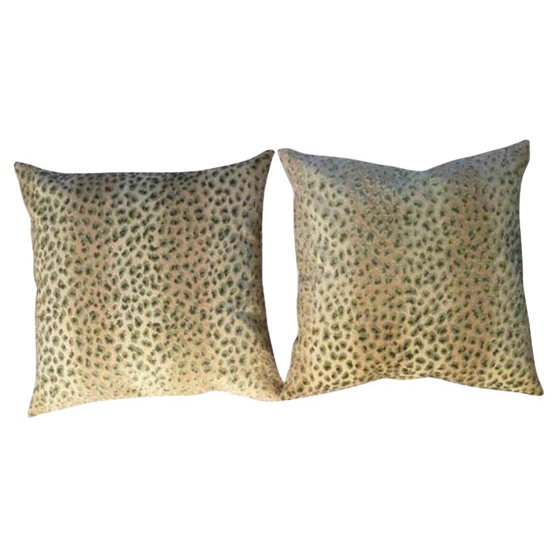 Coppia di cuscini Cowtan e Tout "Ocelot" in giada e tinta unita in vendita