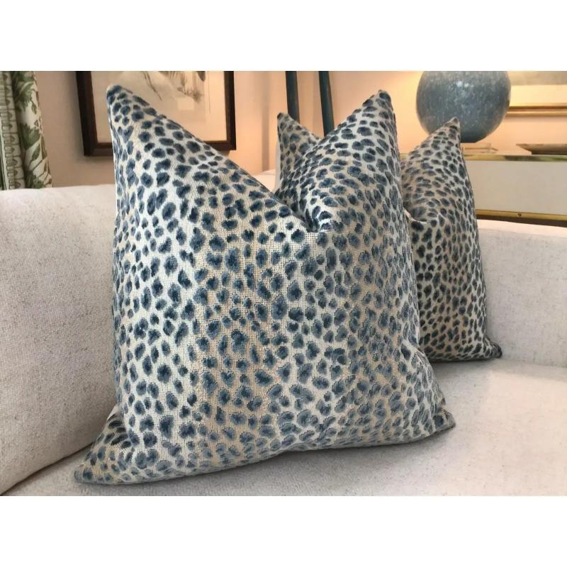 Americano Coppia di cuscini Cowtan and Tout Ocelot Raised Azure Blue Velvet Cheetah in vendita