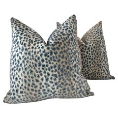 Coppia di cuscini Cowtan and Tout Ocelot Raised Azure Blue Velvet Cheetah