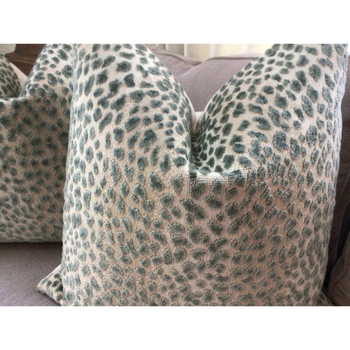 Splendida stampa animalier in velluto stampato in rilievo di Cowtan e Tout. Questo bellissimo tessuto si chiama 