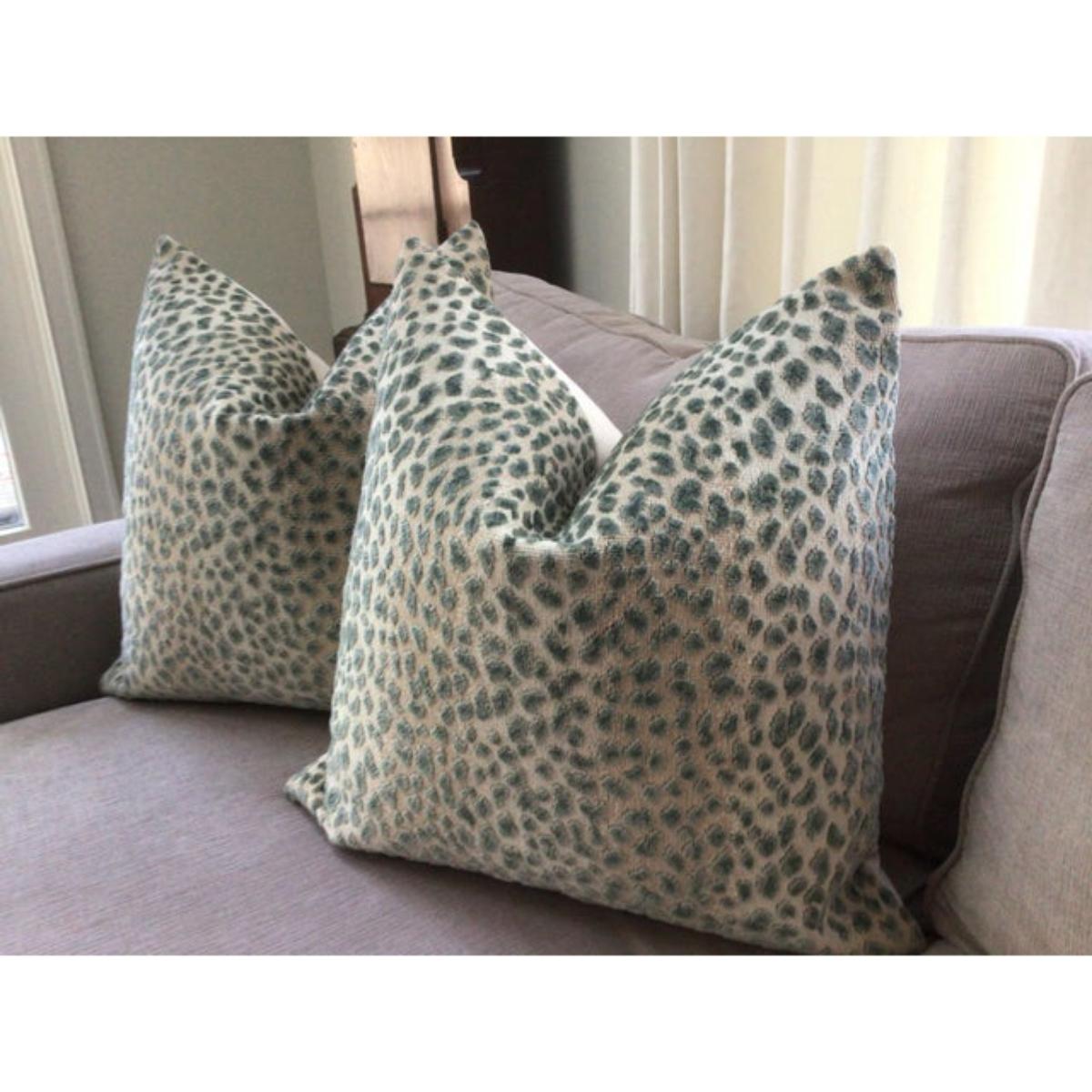 Hollywood Regency Coppia di cuscini Cowtan and Tout Ocelot Raised Celadon Green Velvet Cheetah in vendita