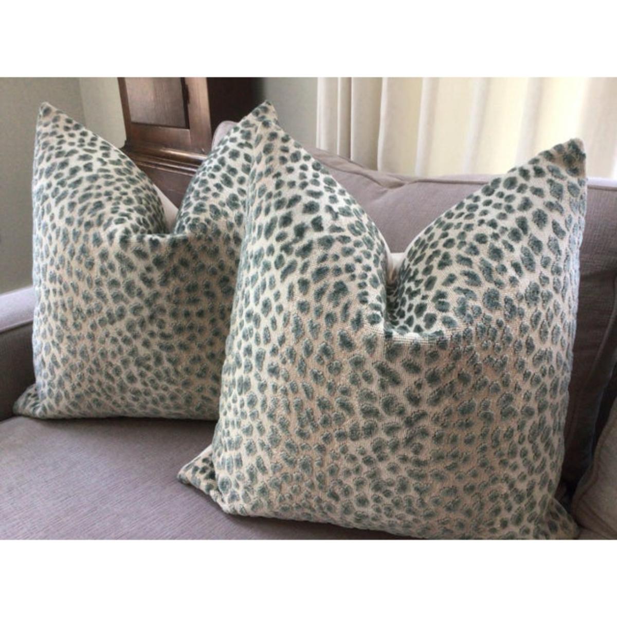 Americano Coppia di cuscini Cowtan and Tout Ocelot Raised Celadon Green Velvet Cheetah in vendita