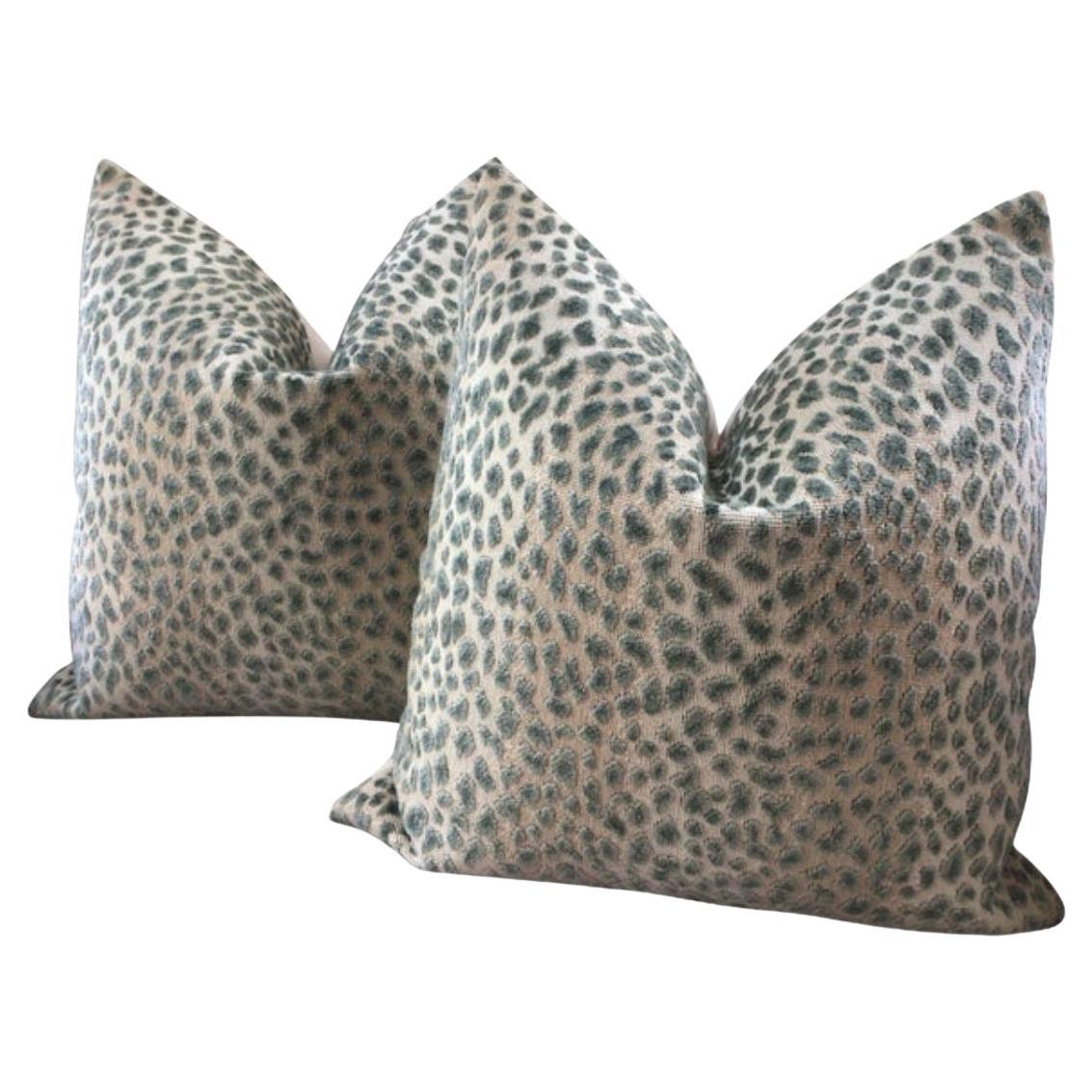 Coppia di cuscini Cowtan and Tout Ocelot Raised Celadon Green Velvet Cheetah