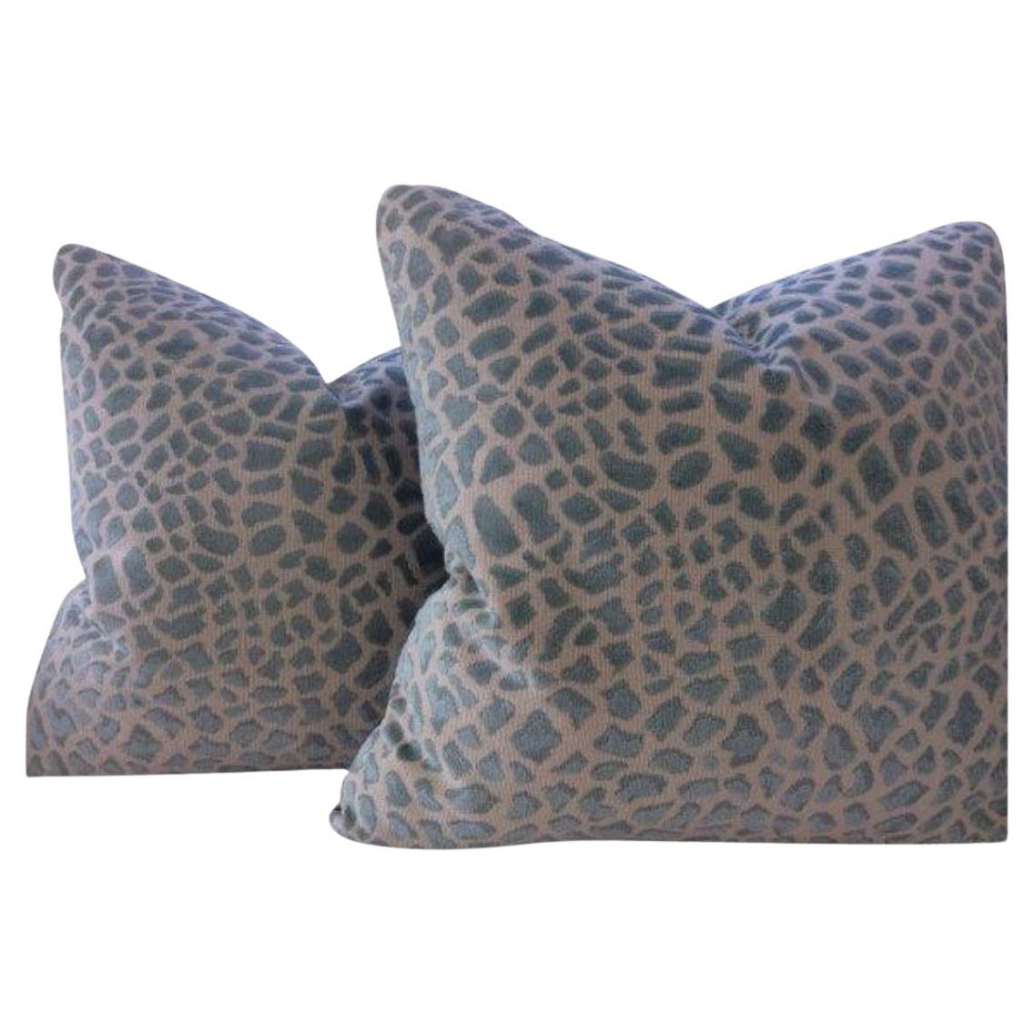 Coppia di cuscini Cowtan & Tout "Lynx" con stampa leopardo in blu acqua