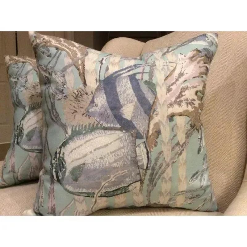 Questo splendido lino è stato trasformato in fodere per cuscini dal motivo Maralago di Cowtan e Tout, caratterizzato da toni tenui dell'acqua, del blu e del tortora. Ognuno di essi è rivestito di un lino bianco coordinato e ha una chiusura a