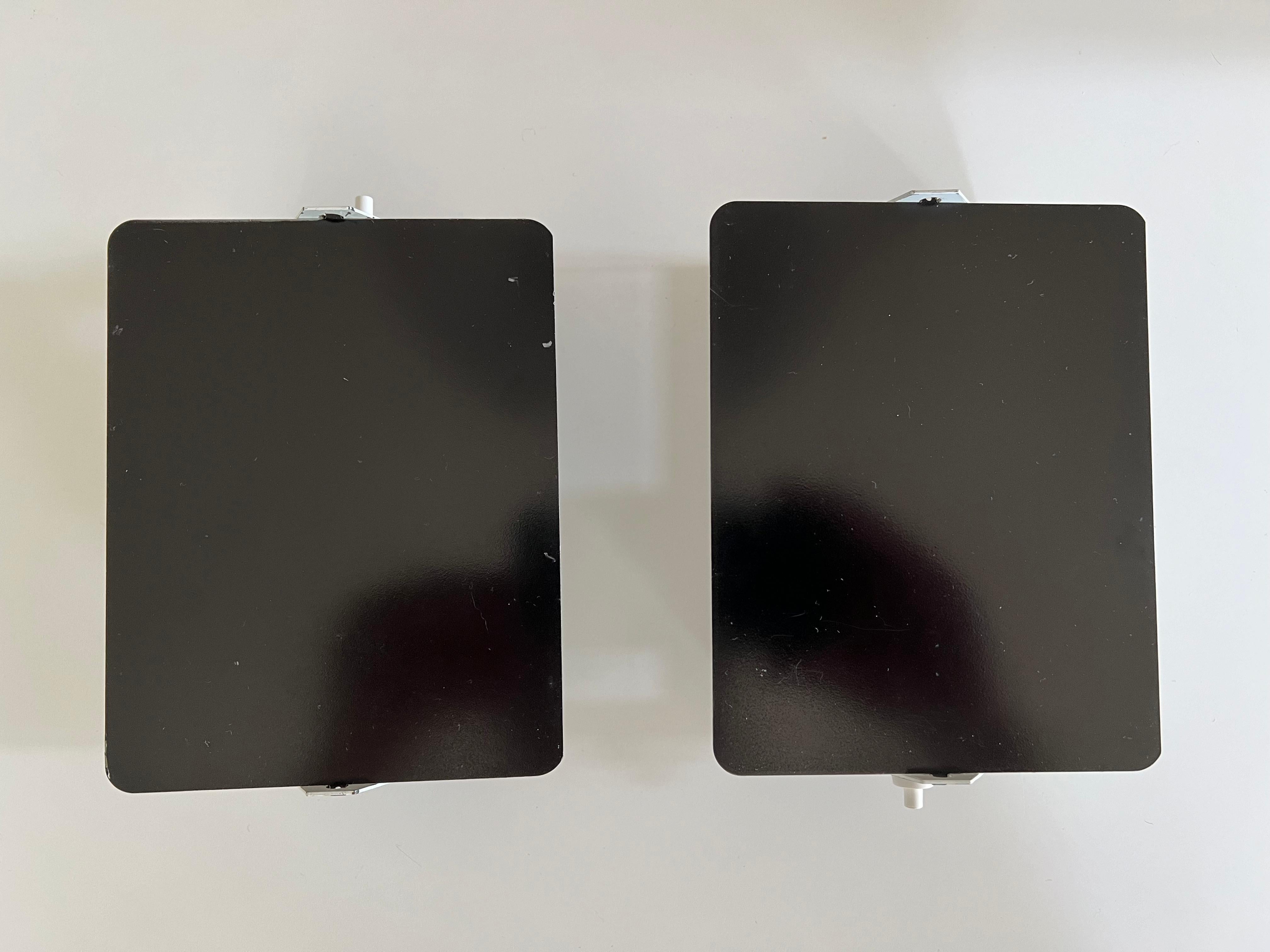 Ensemble de 2 appliques murales. 4 disponibles au total.

Modèle CP1 conçu par Charlotte Perriand pour Steph Simon.

Provenant d'un dégagement de domaine dans la région de la Haute-Savoie en France.

Il s'agit d'éditions des années 1970.

Très bon