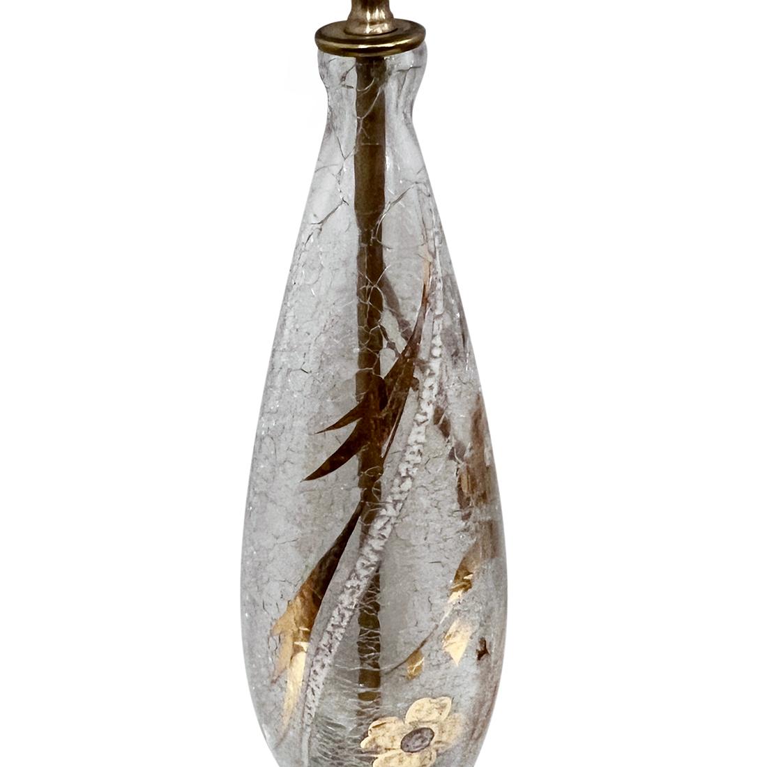 Paire de lampes de table en verre françaises des années 1960.

Mesures :
Hauteur du corps : 21
Hauteur jusqu'à l'appui de l'abat-jour : 29.5