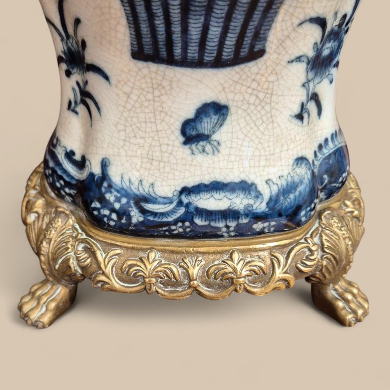 Pareja de cassolettes de porcelana craquelada y bronce dorado - Wong Lee 1895 en venta 2