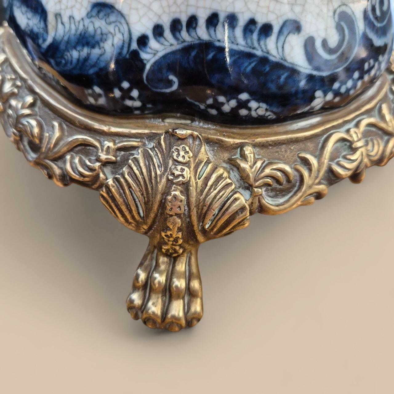 Pareja de cassolettes de porcelana craquelada y bronce dorado - Wong Lee 1895 en venta 3