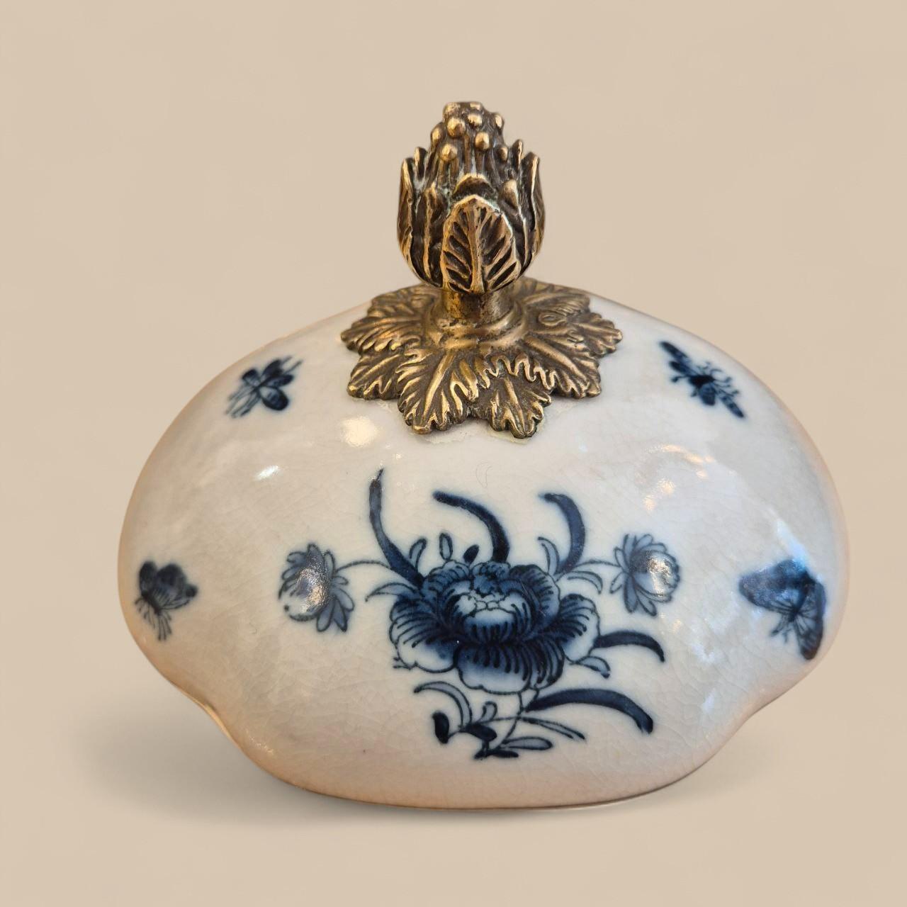 Pareja de cassolettes de porcelana craquelada y bronce dorado - Wong Lee 1895 en venta 4
