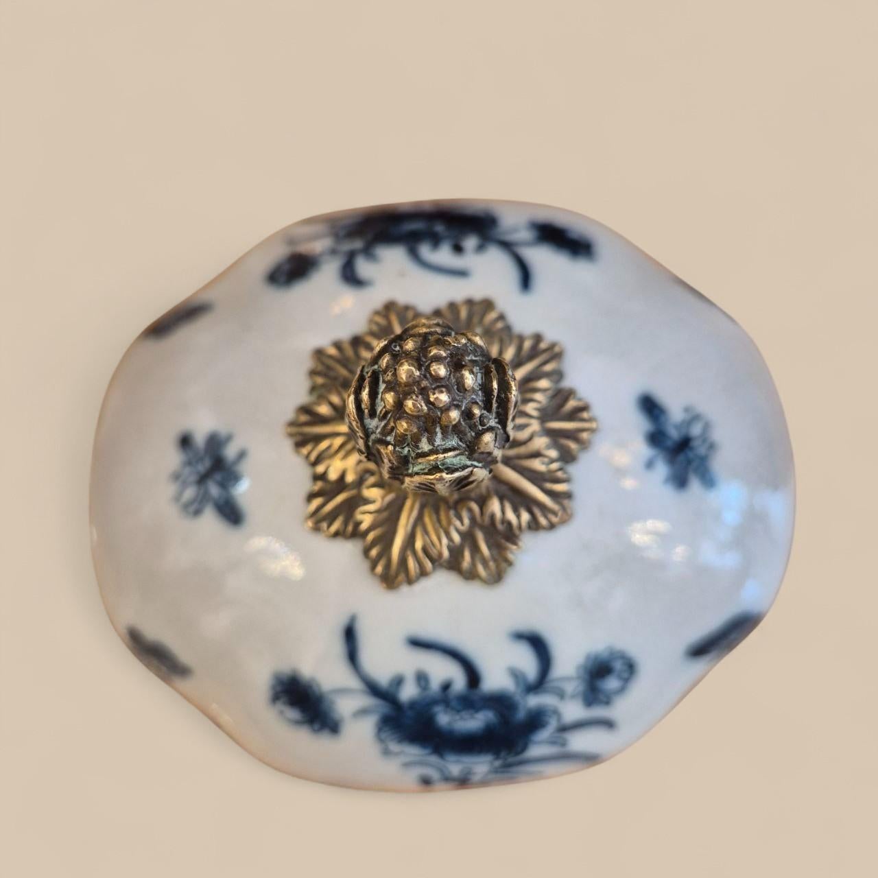 Pareja de cassolettes de porcelana craquelada y bronce dorado - Wong Lee 1895 en venta 5