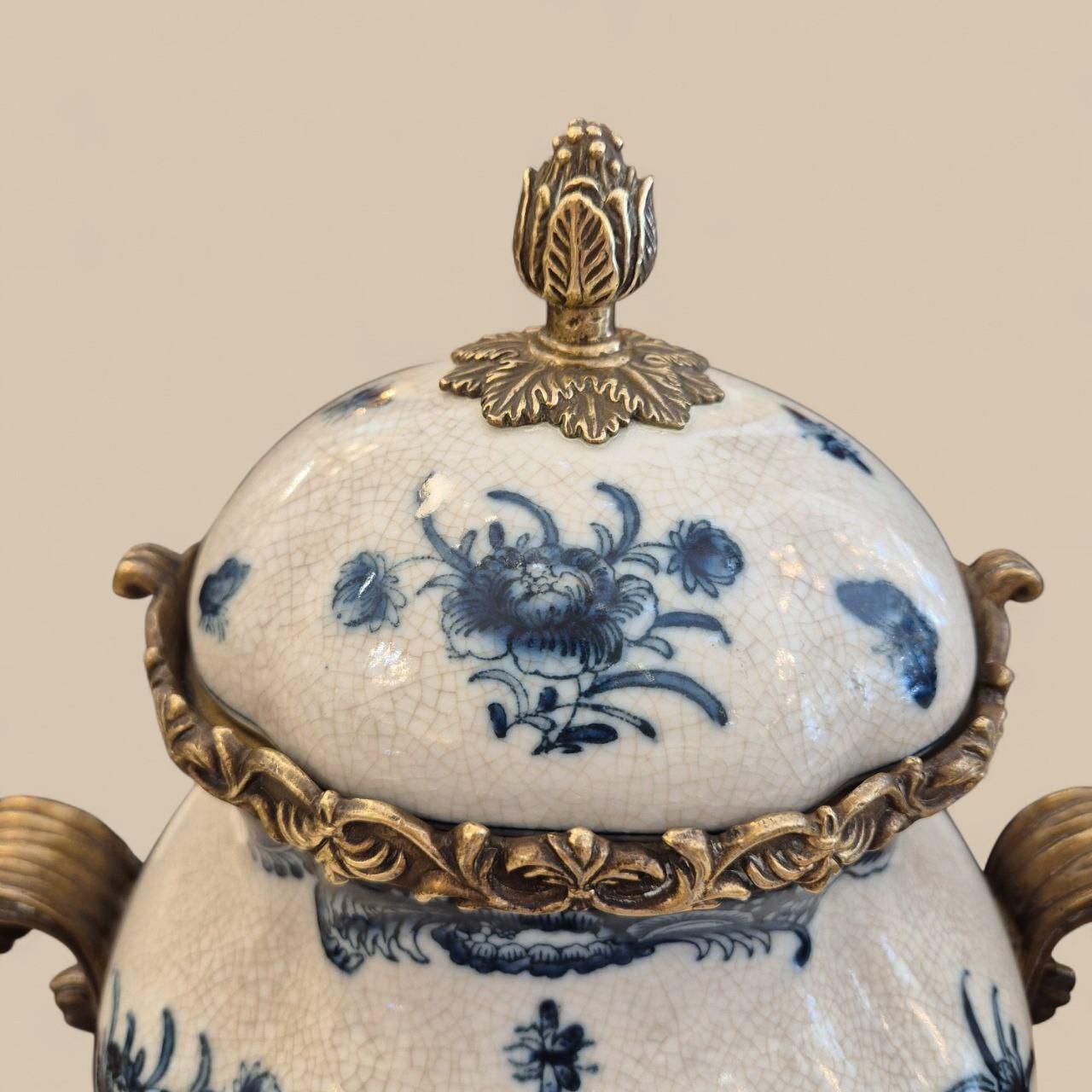 Pareja de cassolettes de porcelana craquelada y bronce dorado - Wong Lee 1895 en venta 6