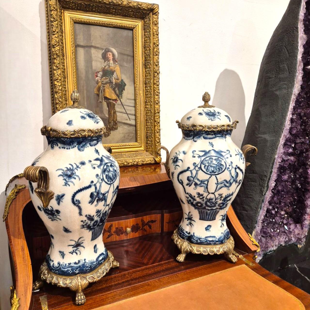 Pareja de cassolettes de porcelana craquelada y bronce dorado - Wong Lee 1895 en venta 9