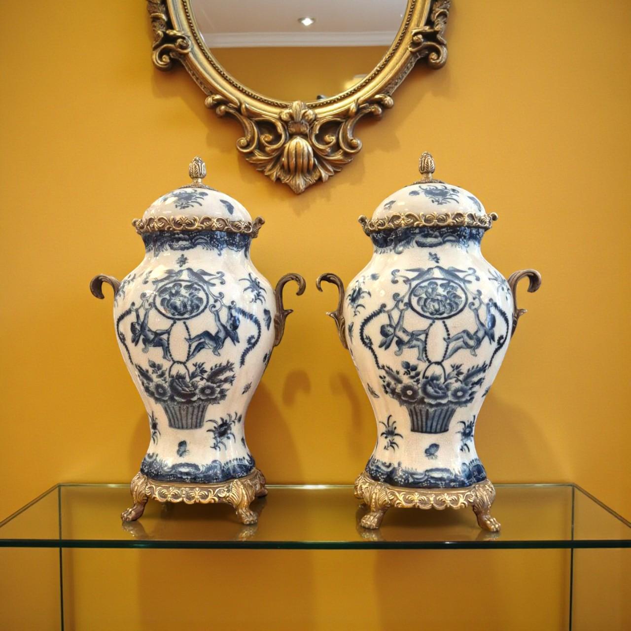 Pareja de cassolettes de porcelana craquelada, decoradas en azul bajo vidriado y montadas en bronce dorado finamente cincelado. Los jarrones llevan el sello 