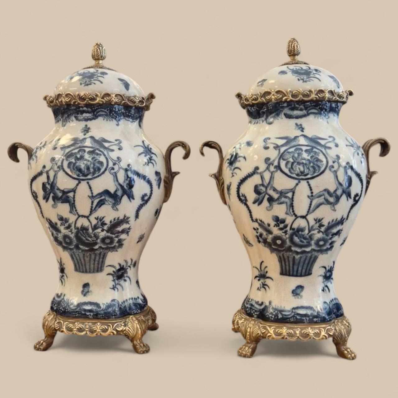 Pareja de cassolettes de porcelana craquelada y bronce dorado - Wong Lee 1895 Chino en venta