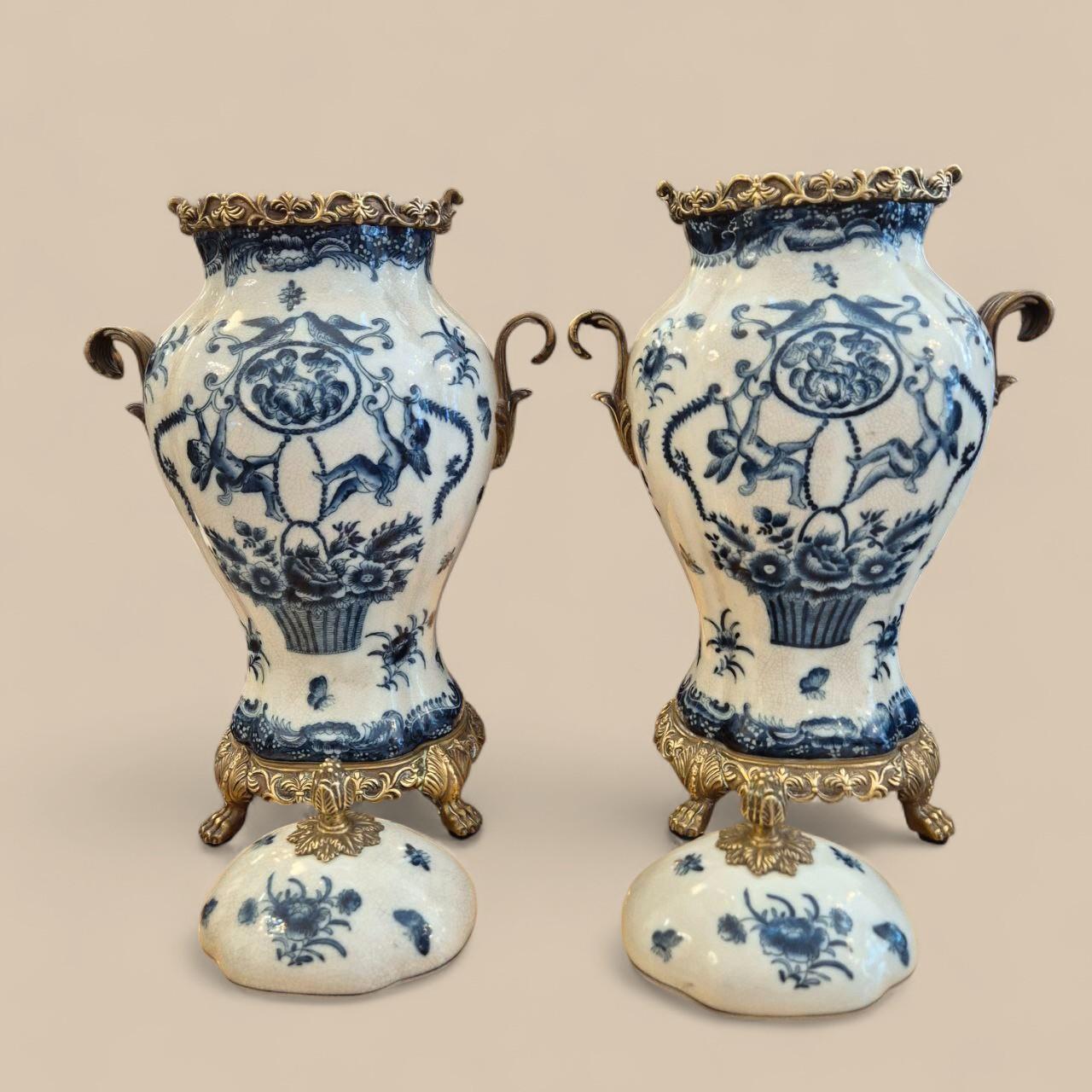 Pareja de cassolettes de porcelana craquelada y bronce dorado - Wong Lee 1895 Pintado a mano en venta