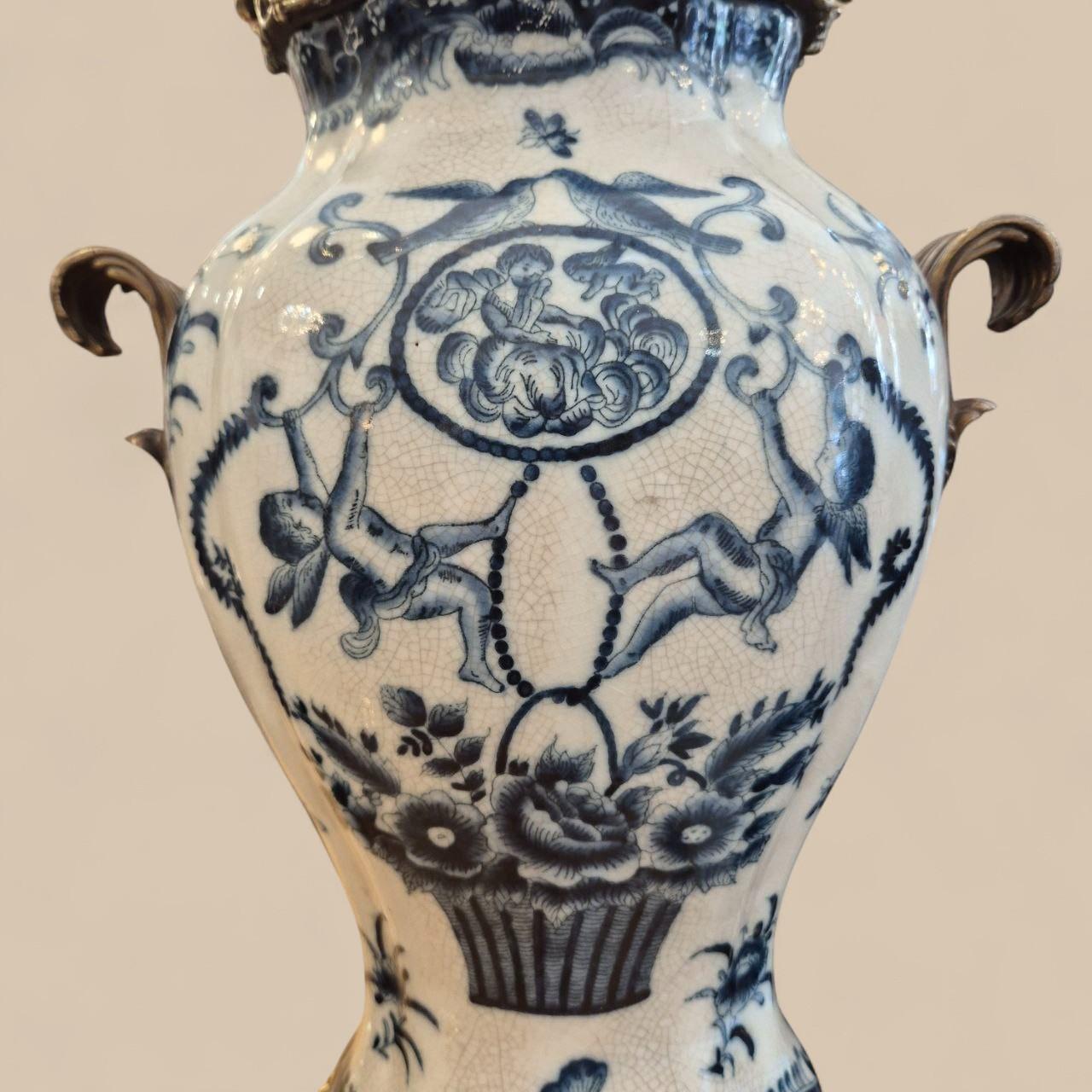 Pareja de cassolettes de porcelana craquelada y bronce dorado - Wong Lee 1895 en Bueno estado para la venta en NICE, FR