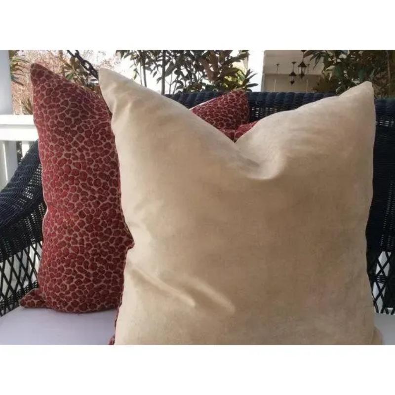 Americano Coppia di cuscini in ciniglia mirtillo rosso con stampa leopardo in vendita