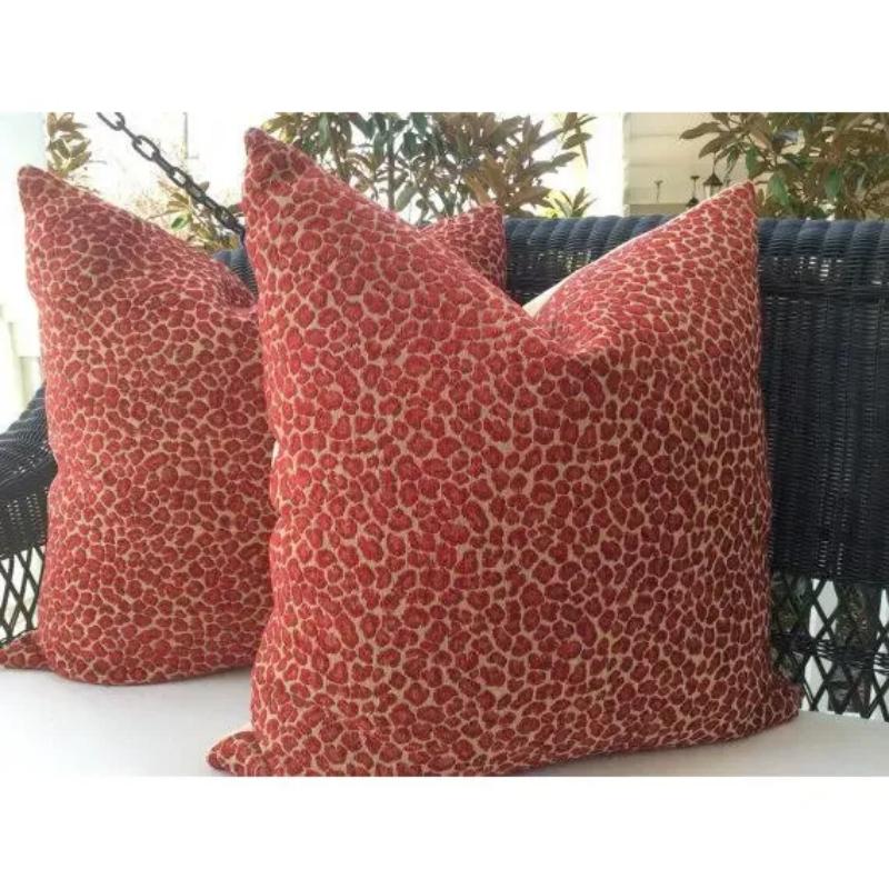 Coppia di cuscini in ciniglia mirtillo rosso con stampa leopardo In condizioni Nuovo in vendita a Winder, GA