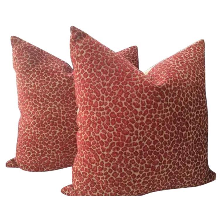 Coppia di cuscini in ciniglia mirtillo rosso con stampa leopardo