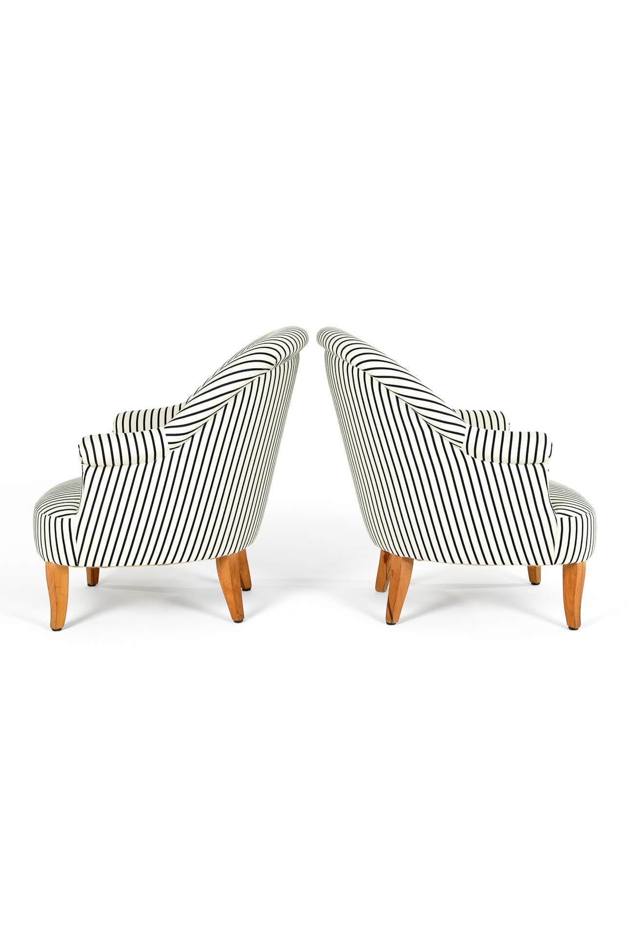 Stile provenzale Coppia di poltrone Crapaud in ticking blu marino in vendita
