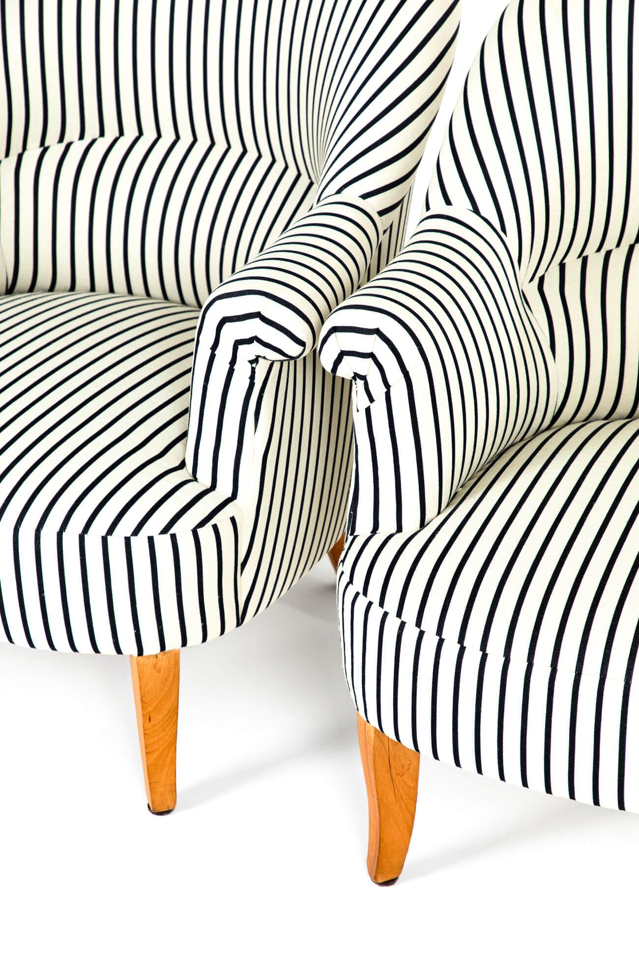 Francese Coppia di poltrone Crapaud in ticking blu marino in vendita