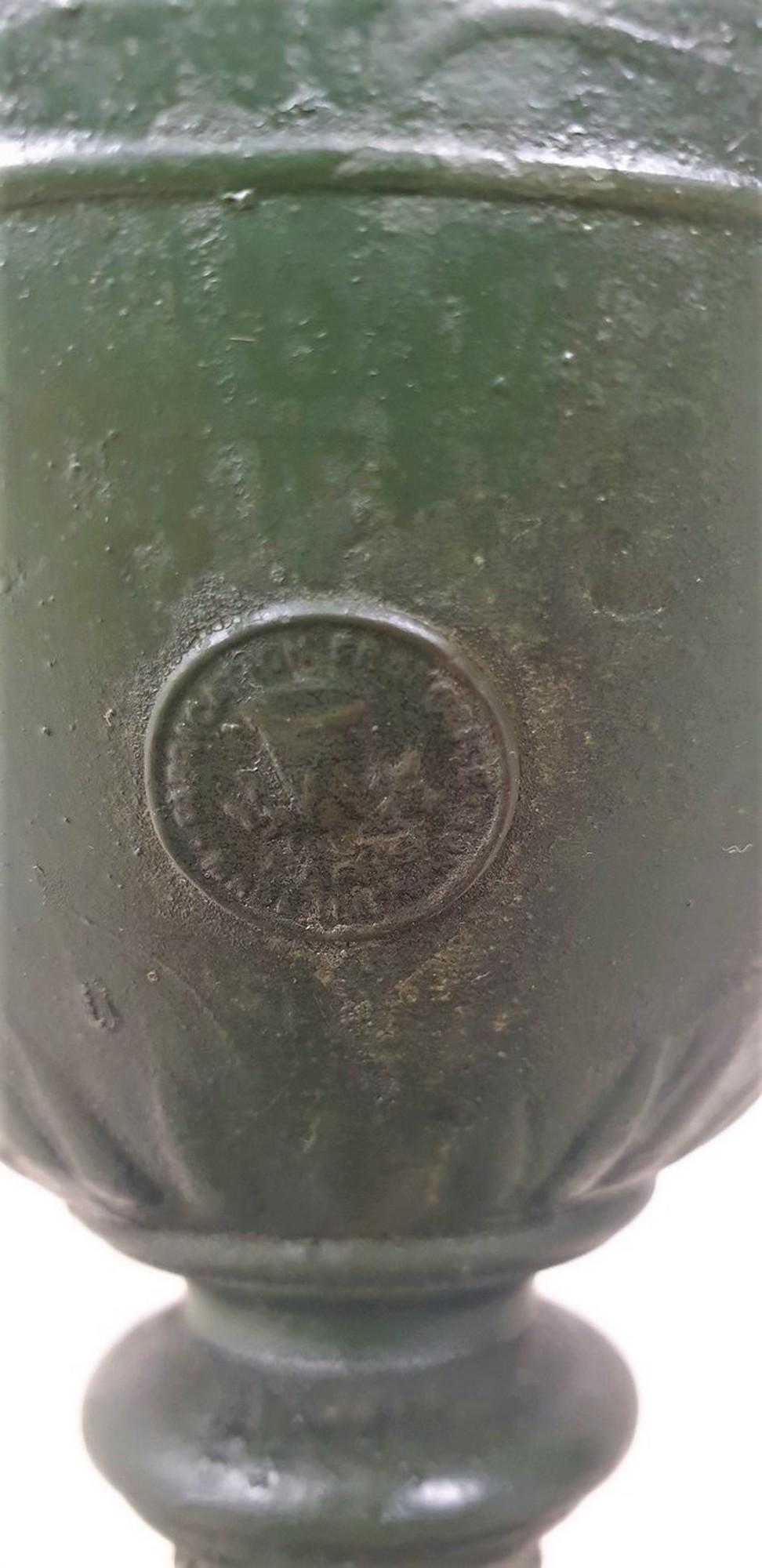 Coppia di vasi a cratere in spelta con patina verde su una base di marmo verde; il ventre è decorato con un motivo ispirato all'antichità, in questo caso un suonatore di flauto e 2 teste decorano i manici.

I vasi della cosiddetta forma 