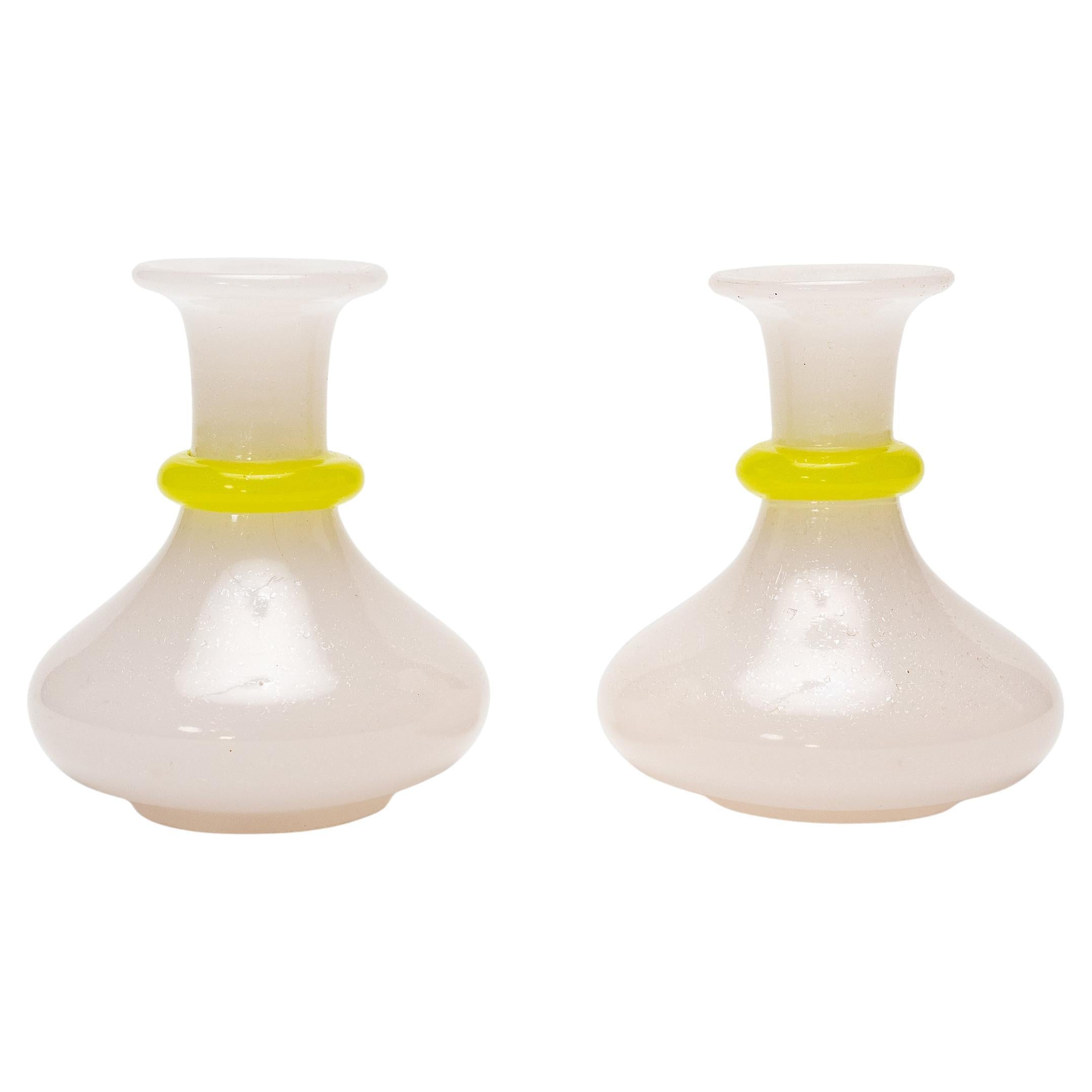 Paire de vases à bourgeons en verre opalin ciselé, vers 1930