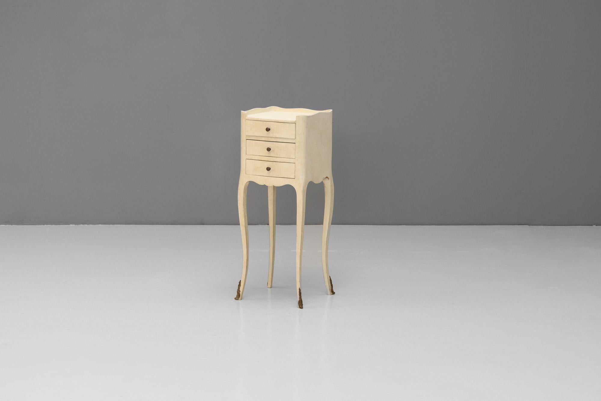 Pair of small sized bedsides in original cream paint finish.

French circa 1930.

H 69cm x W 26cm x D 27cm
