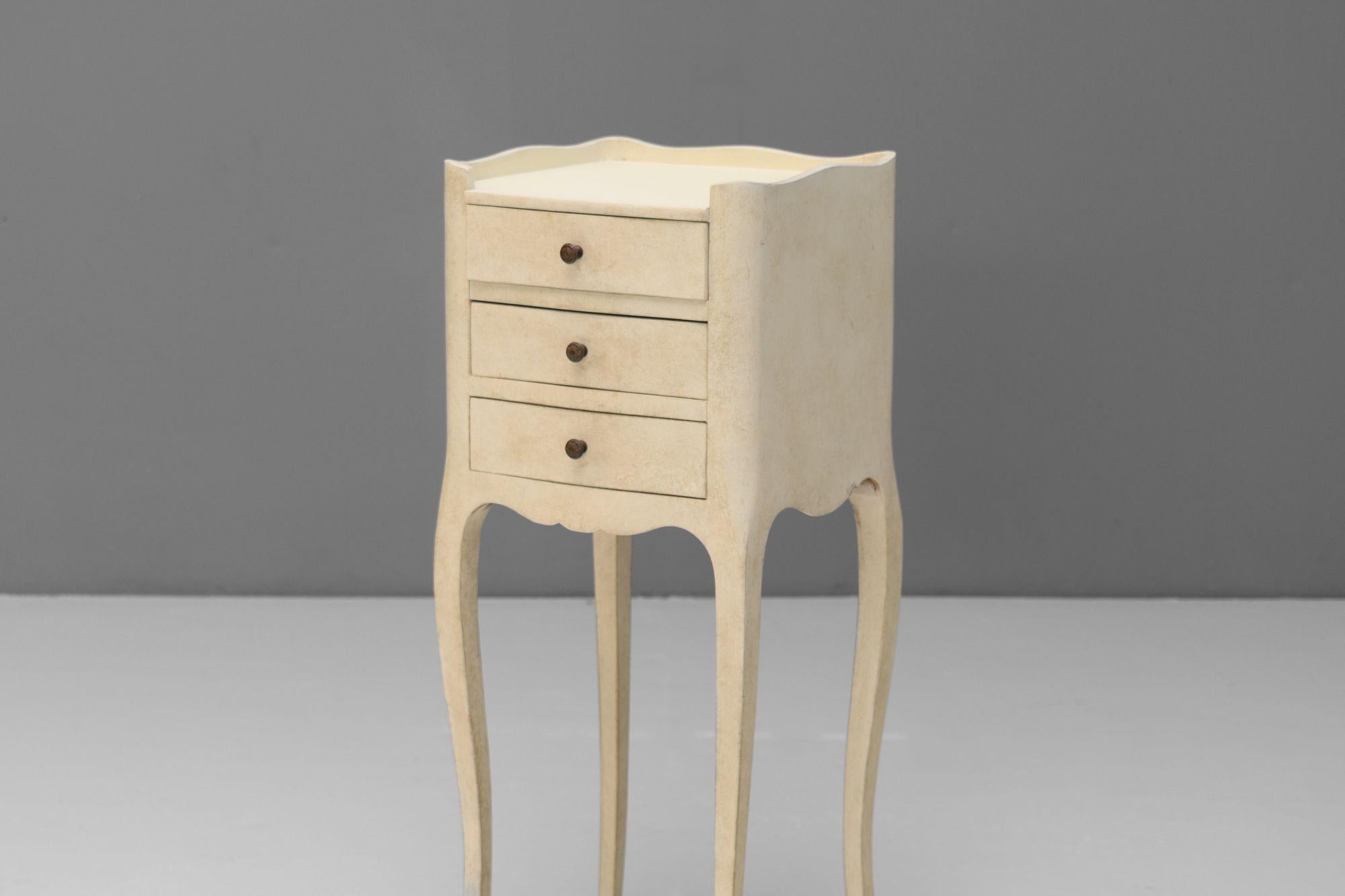 Edwardian Pair of Cream Bedsides For Sale